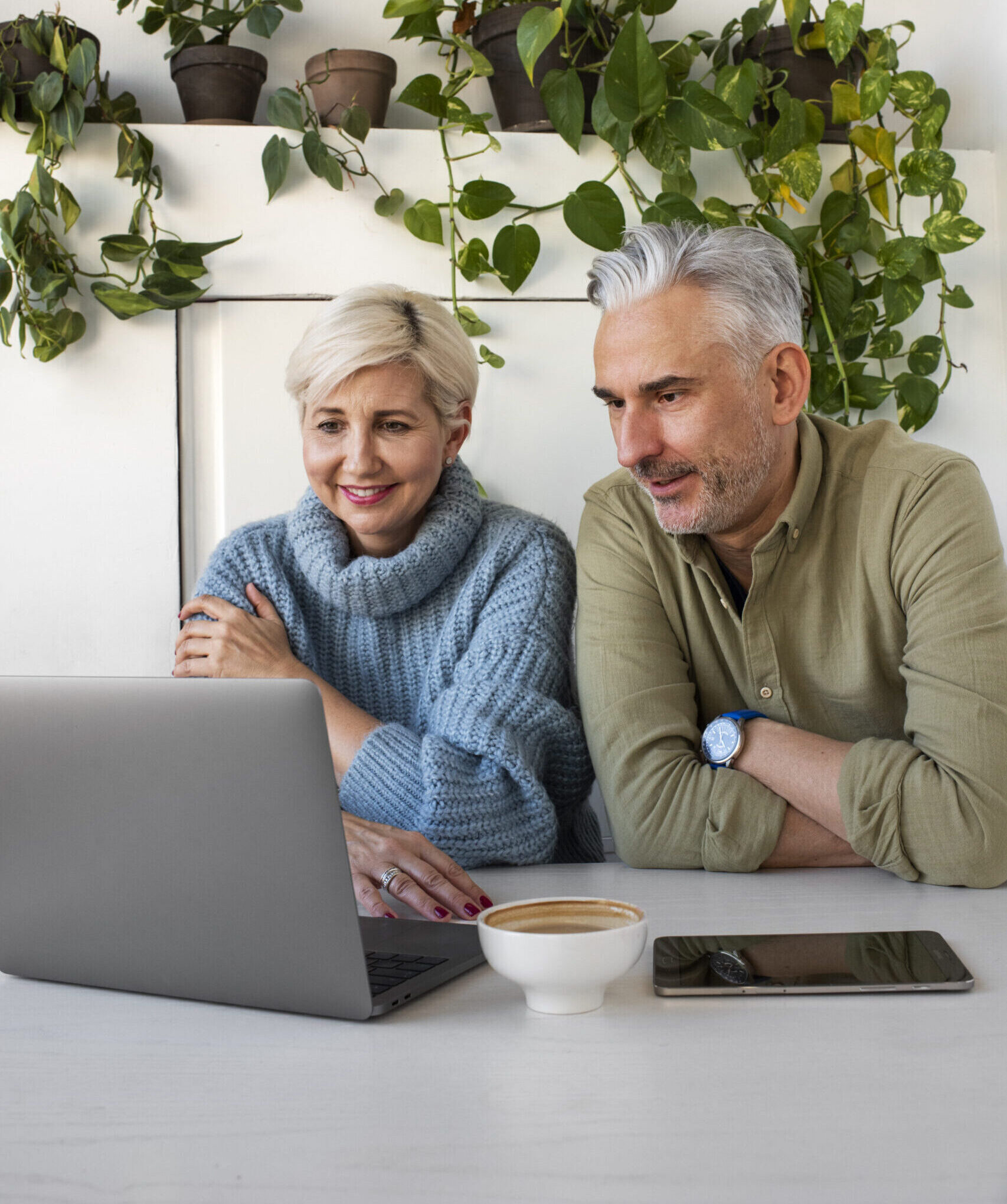 old-couple-learning-use-technology (2)